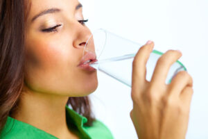 Beber agua con limón en ayunas
